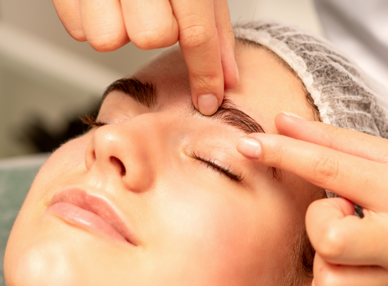 ¿Saben qué son las cejas pelo a pelo y el lifting de cejas? En Ellas les contamos