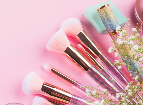 ¿Por qué es importante limpiar los accesorios y brochas de maquillaje?